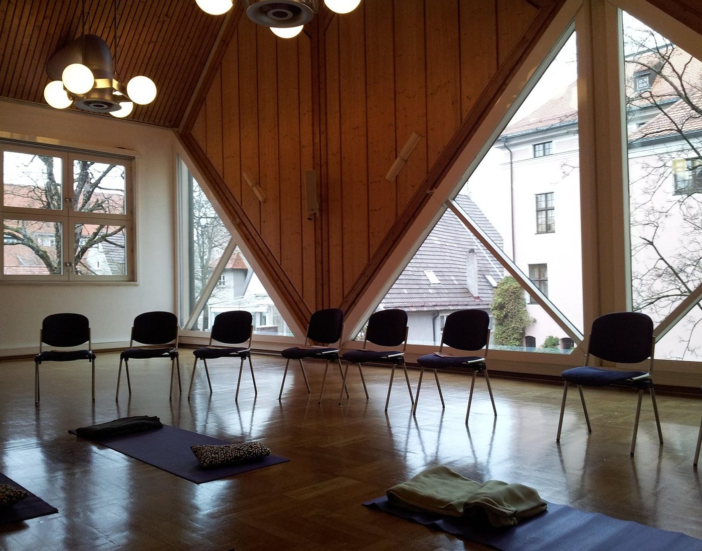 Salle de yoga calme et lumineuse