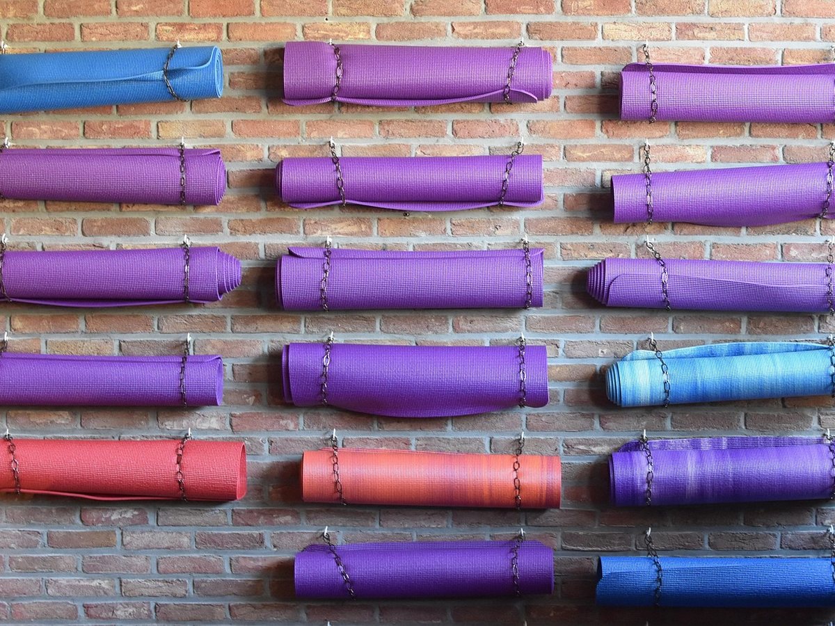 Tapis de yoga roulés prêts pour le cours